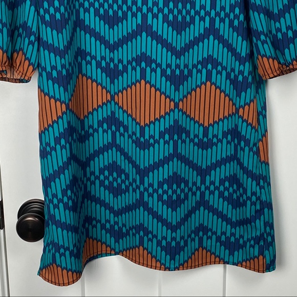 Buttons geometric medium exposed back zip dress - Picture 2 of 8